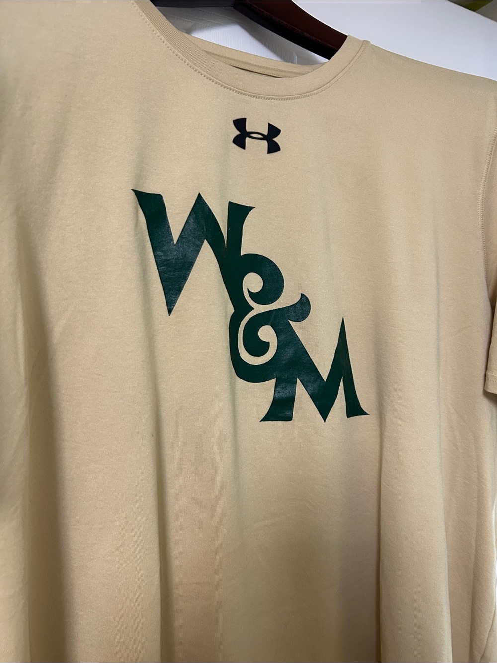 Under Armour William & Mary Men’s Gold s/s Tee with W&M Logo